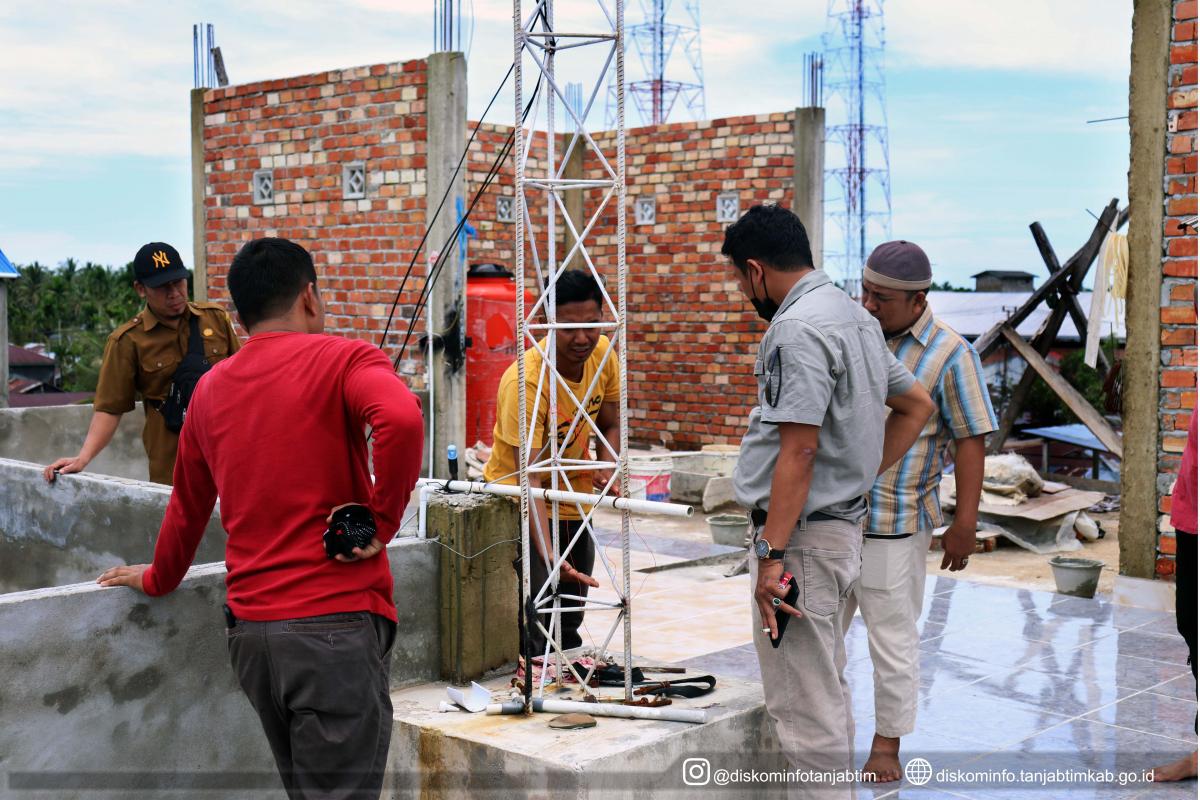 Monitoring Menara Triangle di Kecamatan Nipah Panjang